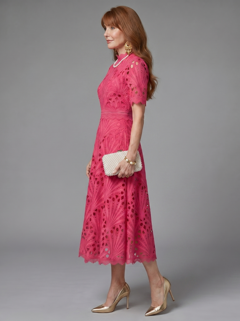Guiomar | Vestido Midi em Bordado Inglês com Cintura Marcada