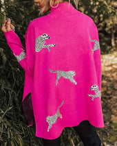 Ohlapen pulover z visokim ovratnikom in leopardjim vzorcem