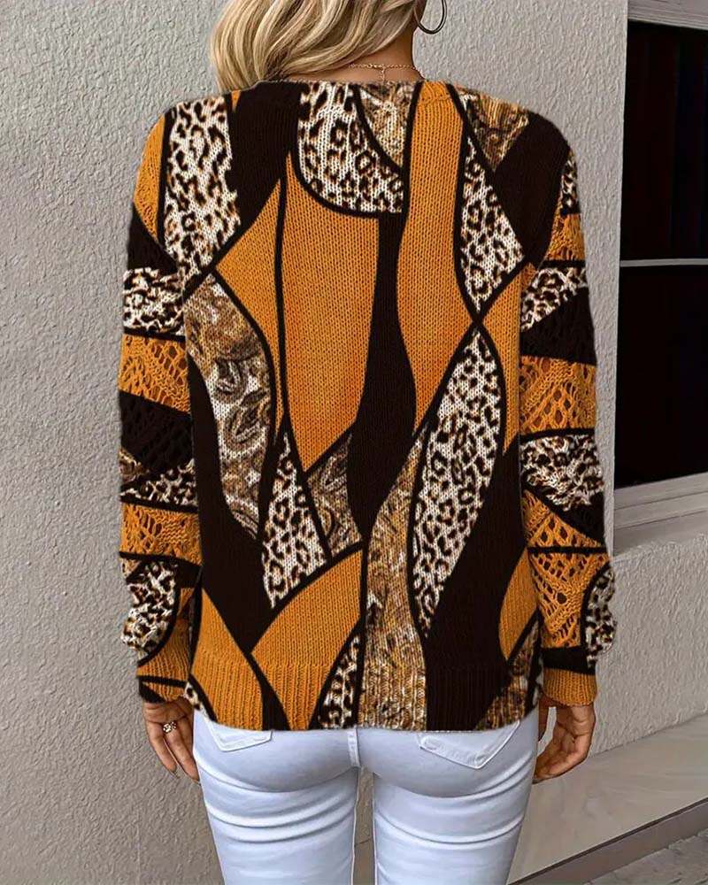 Pulover z V-izrezom in ažurnim leopardjim vzorcem