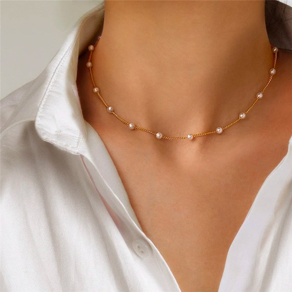 Goldene Kette mit kleinen Perlen