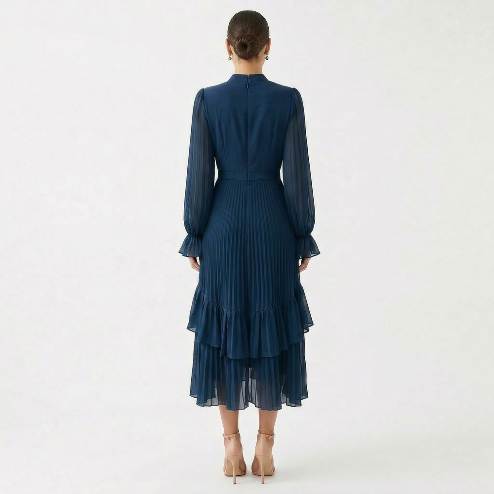 Mariana - Vestido Plissado com Mangas Fluídas e Folhos Assimétricos