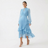 Mariana - Vestido Plissado com Mangas Fluídas e Folhos Assimétricos
