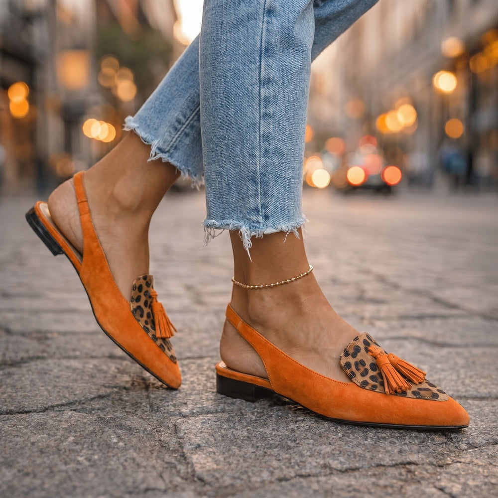 Lorena | Mules Planas Bicolores em Suédine & Pompons