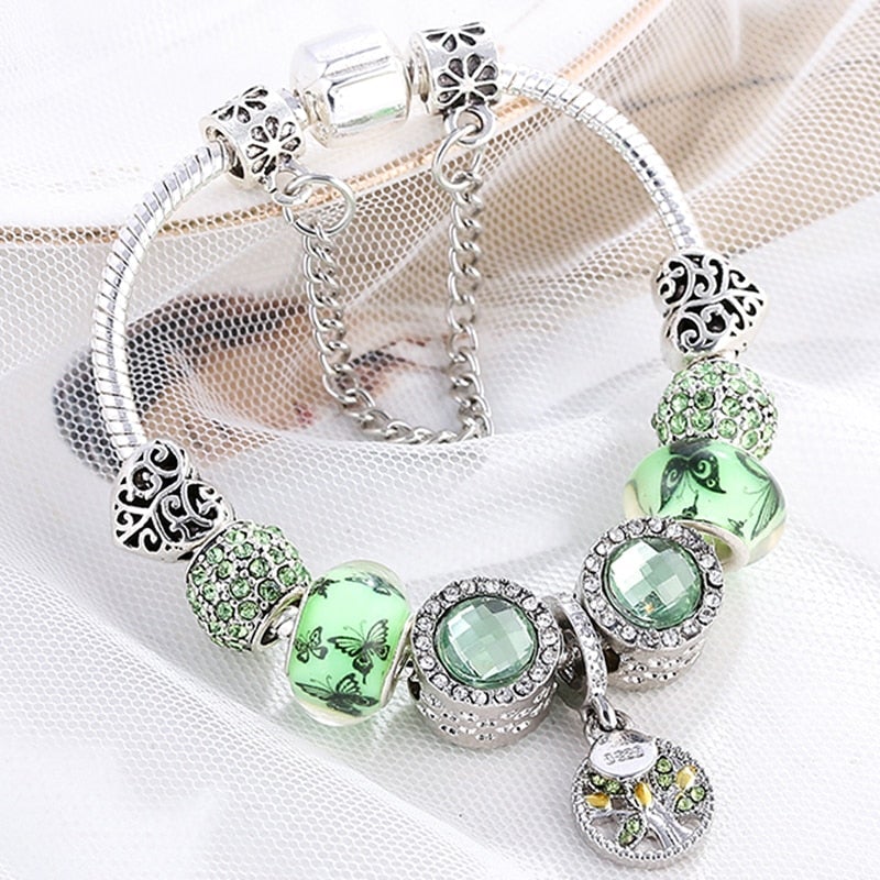 Silbernes Armband mit grünem Kristall