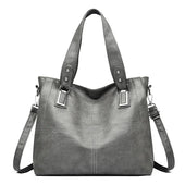 Hladká crossbody kabelka s priestranným tvarom