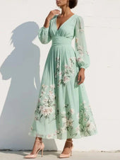 Elga - Vestido maxi plissado em chiffon com padrão floral