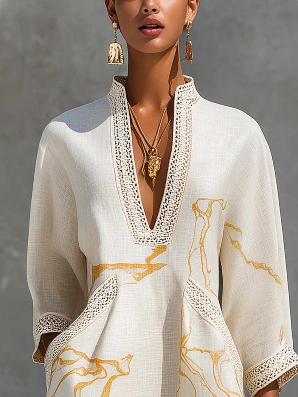 Slonokoščena mini obleka iz kvačkane čipke z zlatim vzorcem