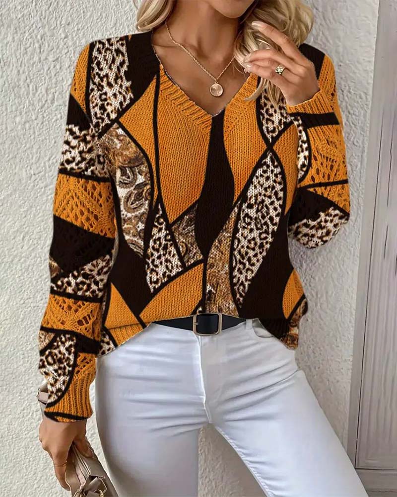 Pulover z V-izrezom in ažurnim leopardjim vzorcem