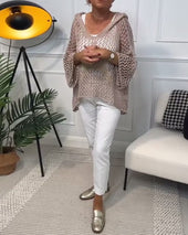 Enobarvni pulover s kapuco in zvezdastim izrezom