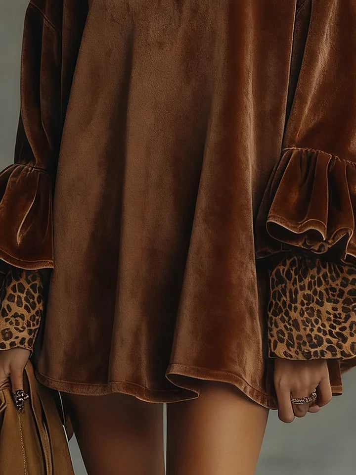 Mini obleka z žametnimi manšetami in leopardjim vzorcem