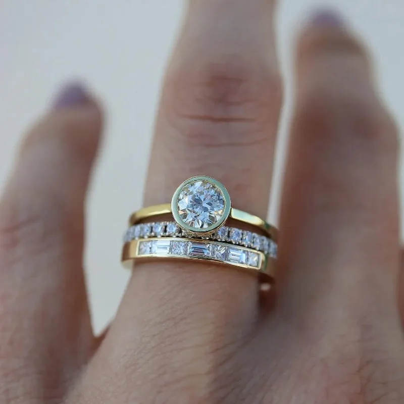 Goldener Vintage-Ring mit funkelndem Kristall
