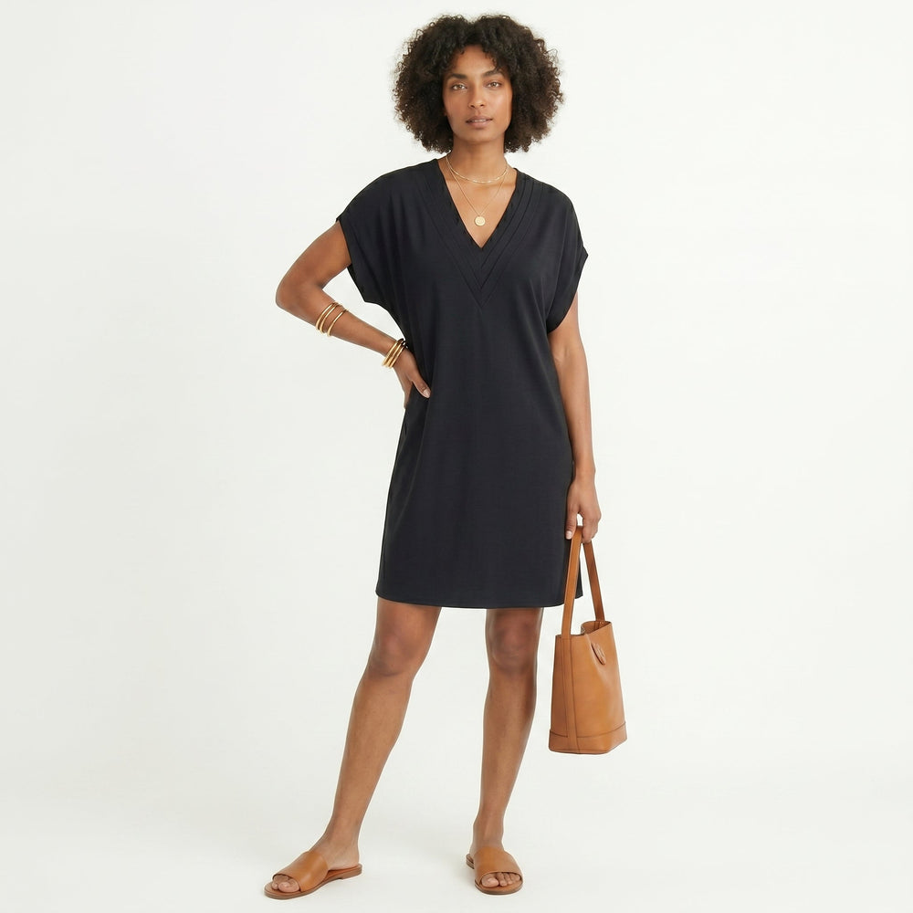Camila - Vestido Curto Fluído com Decote em V Trabalhado