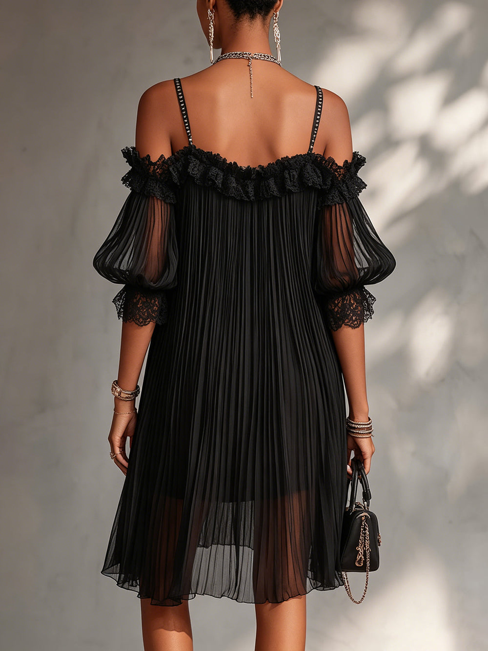 Črna mini obleka iz šifona z golimi rameni in čipko