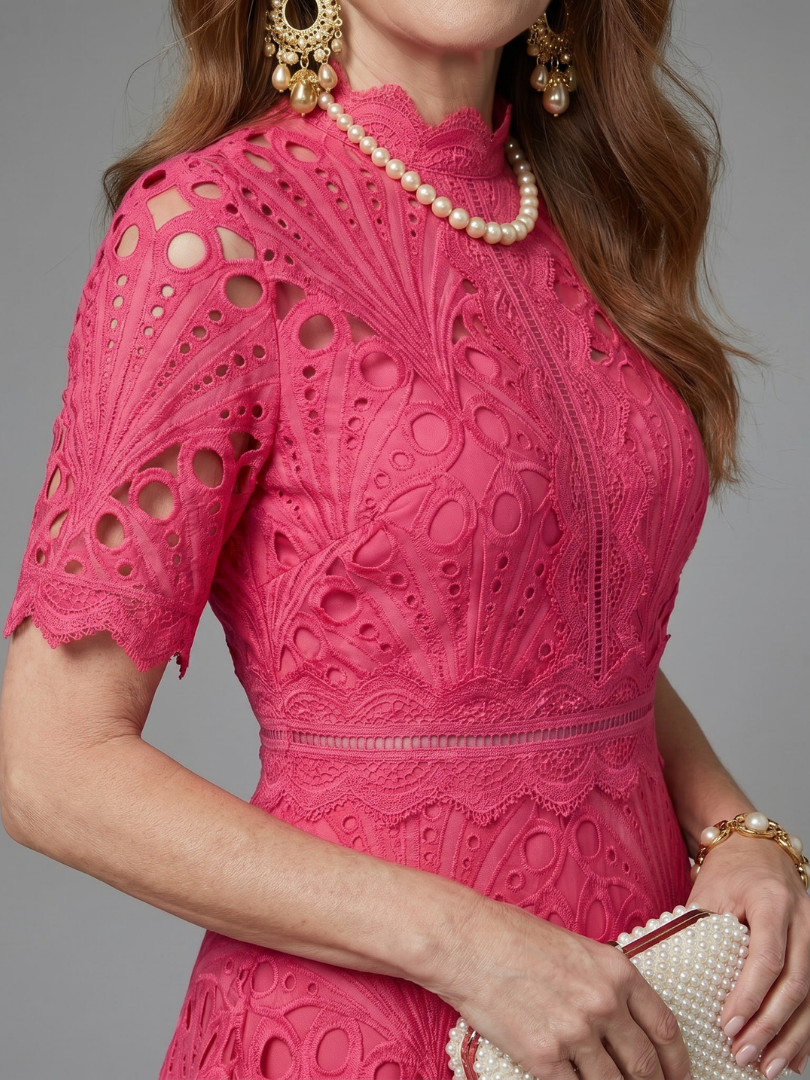 Guiomar | Vestido Midi em Bordado Inglês com Cintura Marcada