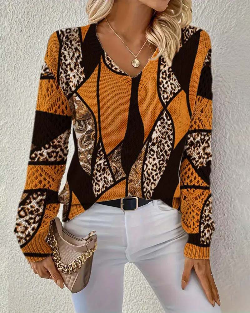 Pulover z V-izrezom in ažurnim leopardjim vzorcem