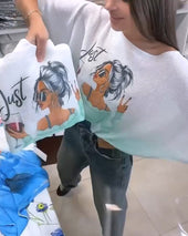 Pulover s prelivajočim potiskom in netopirjevimi rokavi
