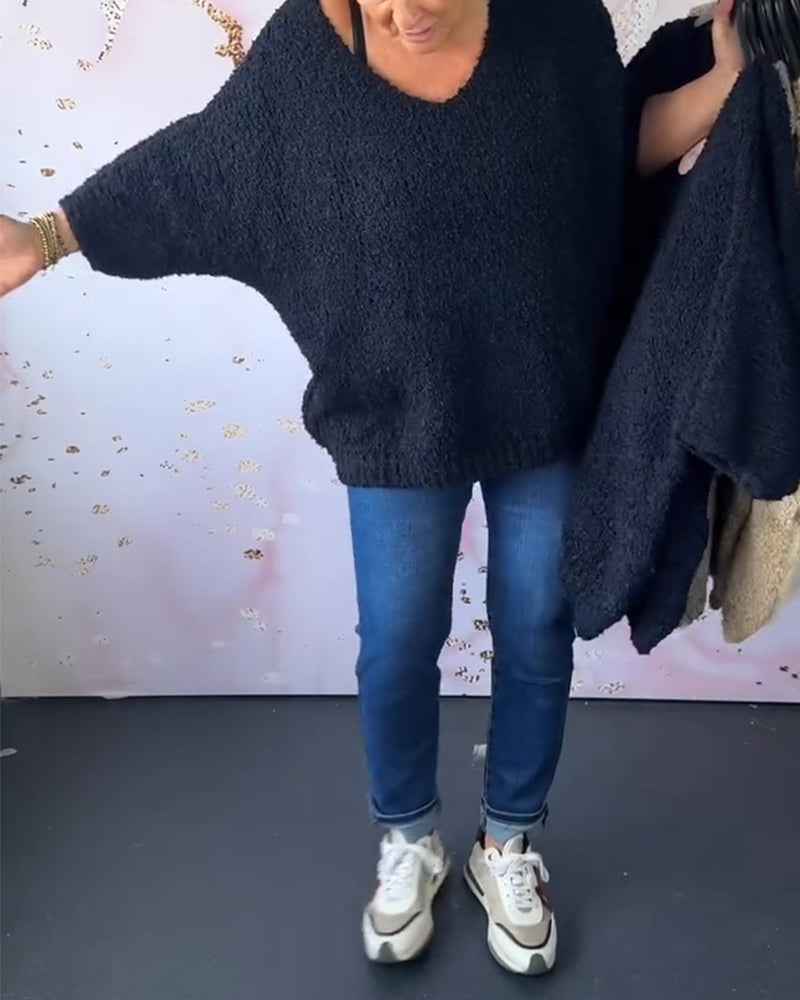 Sproščen enobarvni pulover z V-izrezom
