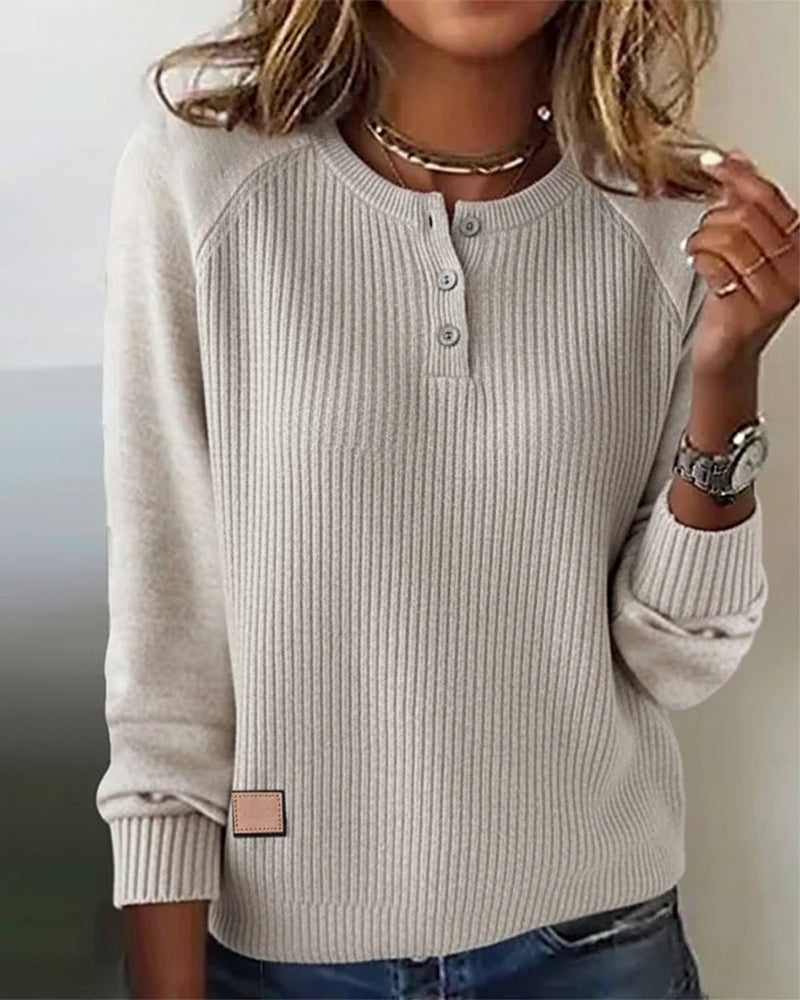 Pulover z okrasnimi gumbi in raglan rokavi