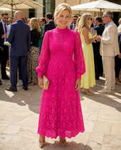 Camélia | Vestido Midi de Renda com Recorte Ondulado