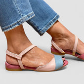 Roselina - Asymmetrische rosa Sandalen im Color-Block-Stil