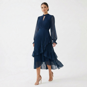 Mariana - Vestido Plissado com Mangas Fluídas e Folhos Assimétricos