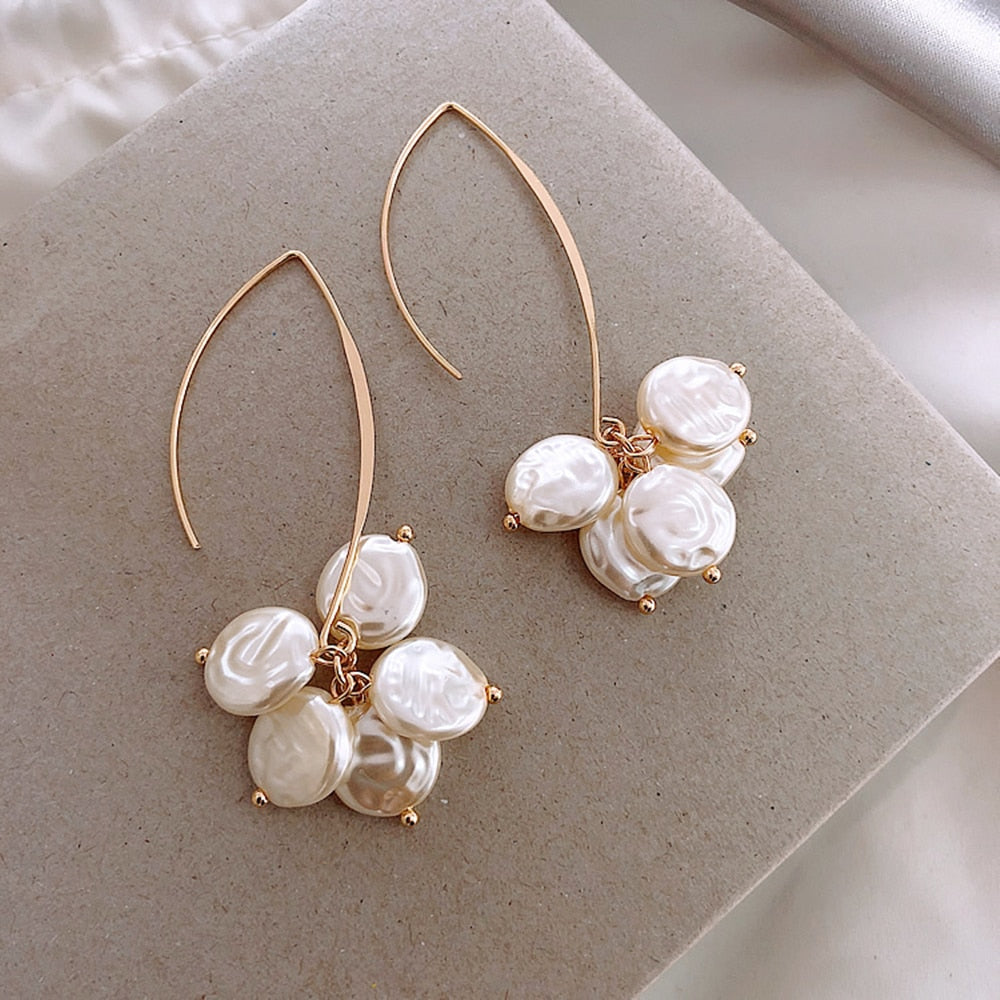 Elegante Ohrringe mit Perlen und Kristallen