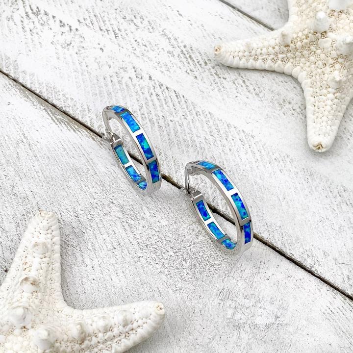 Luxuriöse ozeaninspirierte Creolen in Silber und Opal
