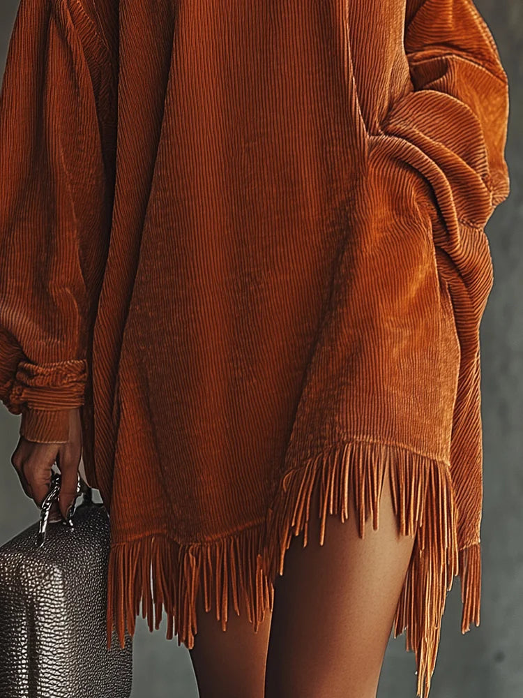 Žametna obleka v oranžni barvi z visokim ovratnikom in razcefranim robom