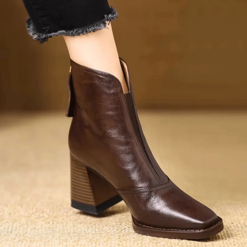 Leonor | Botim Elegante com Salto Bloco