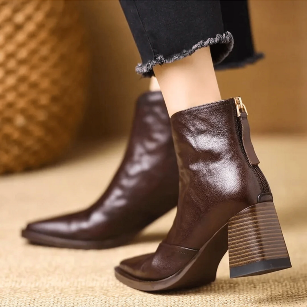 Leonor | Botim Elegante com Salto Bloco