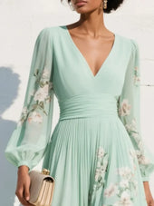 Elga - Vestido maxi plissado em chiffon com padrão floral