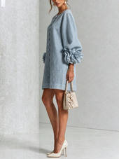 Prašno modra mini obleka s cvetličnimi gumbi in posebnimi manšetami