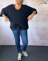 Sproščen enobarvni pulover z V-izrezom