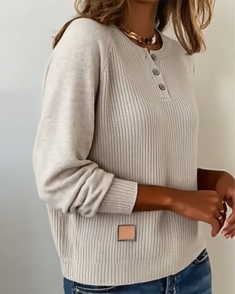 Pulover z okrasnimi gumbi in raglan rokavi
