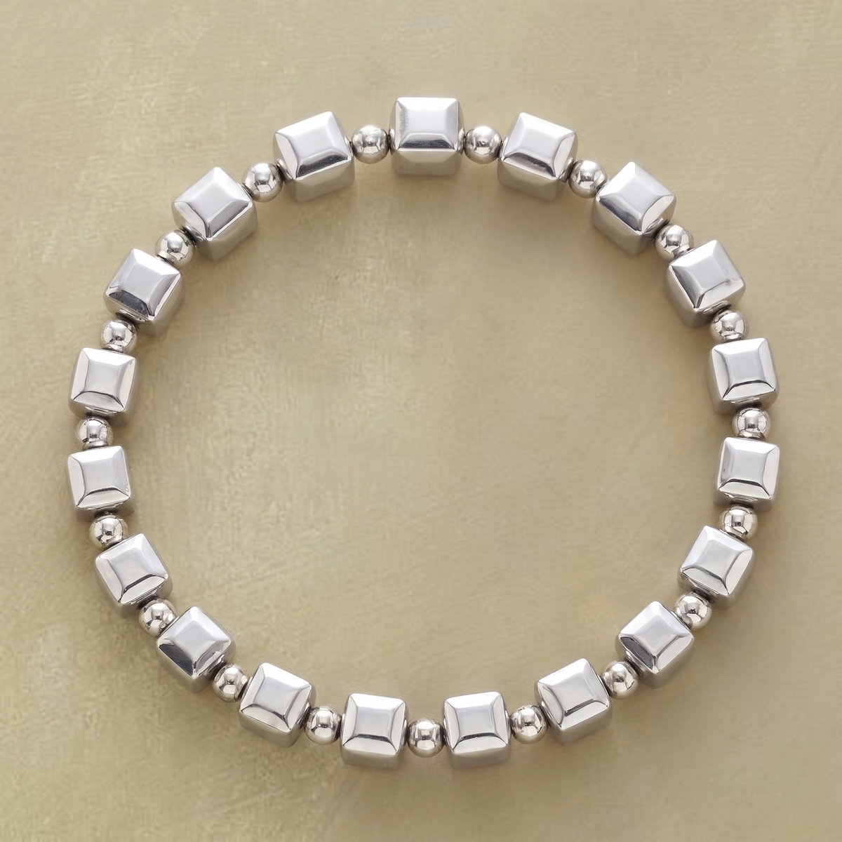 Lucília | Pulseira de Contas Cúbicas Prateadas
