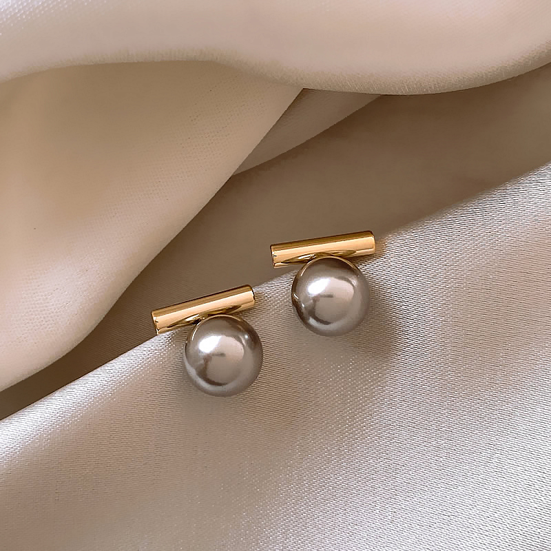 Elegante dunkle Perlenohrringe in Gold