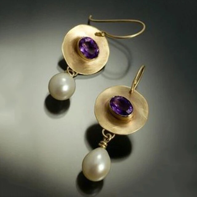 Violette goldene Vintage-Ohrringe mit Perlen