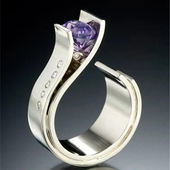 Vintage-Silberring mit violettem Kristall