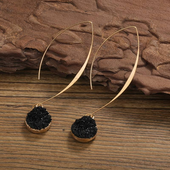 Goldene und schwarze Vintage-Ohrringe