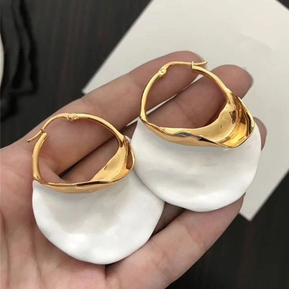 Weiße und goldene Vintage-Ohrringe