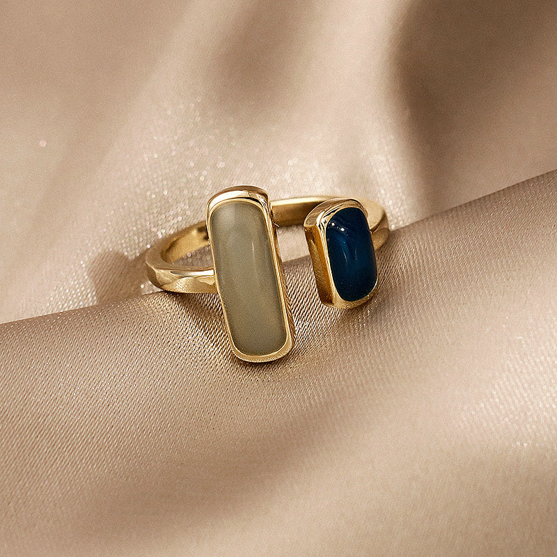 Vintage-Ring in Gold mit blauem Opal